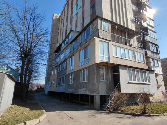 Продаж цілої секції в гуртожитку, площею 32кв.м з балконом та підвалом Хмельницкий