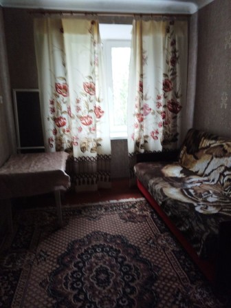 Продається кімната в малосімейці, з меблями,без посередників. - фото 1