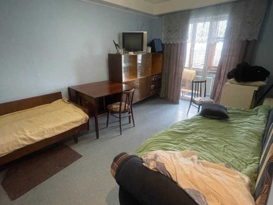 продаються 2 кімнати в 3-кімнатній квартирі,метро Лісова Киев