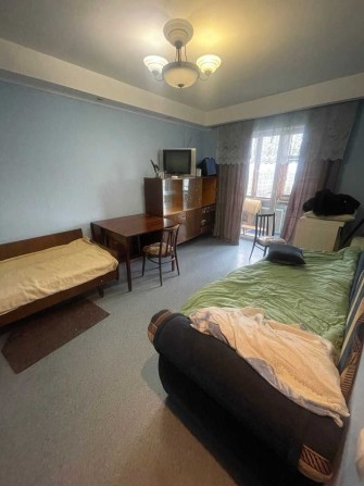 продаються 2 кімнати в 3-кімнатній квартирі,метро Лісова - фото 1