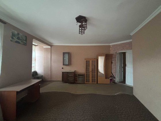 Кімната у квартирі спільного заселення (з великим балконом, центр міста)