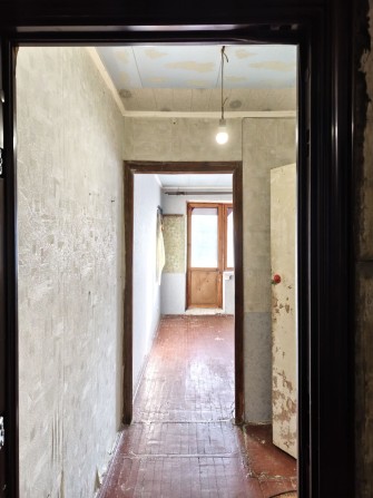 Гостинка с балконом, рядом метро. - фото 1