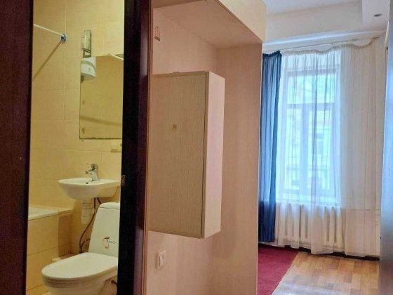 Продам приличную  коммуну со своими удобствами. в центре ул.Канатная Одесса