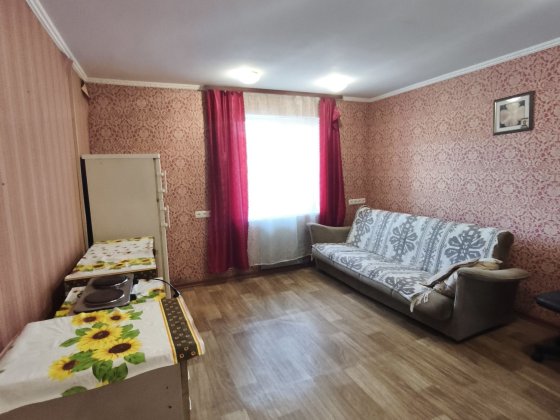 Здається кімната в гуртожитку. Південна сторона. Вишневе