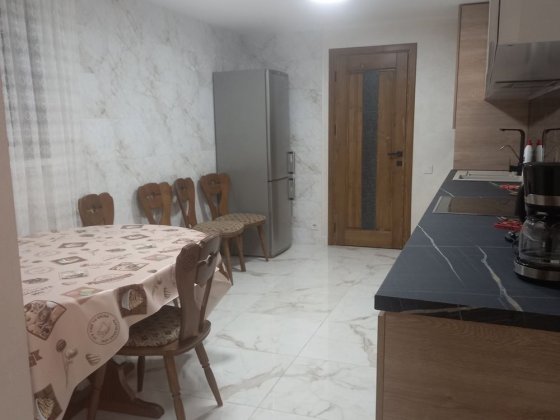 ЦЕНТР! Здається в оренду кімната в будинку з євроремонтом Черновцы