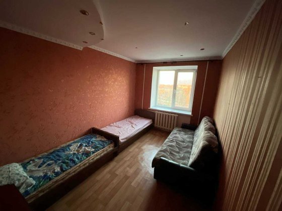 Здається 2 кімнати в тьохкімнатній квартирі (підселення).