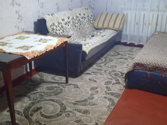 Здається кімната в приватному будинку. Рованці