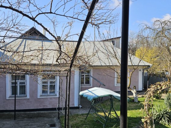 Здам в оренду  частину будинку , бажано сім'ї  без  дітей . Кам'янець-Подільський