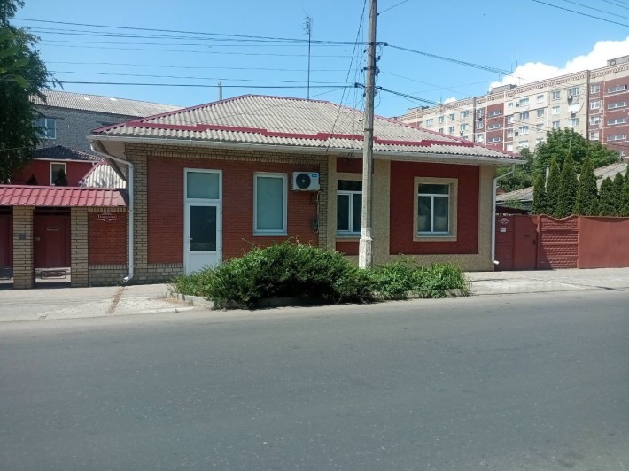 Сдается газ дом. Центр, удобное место. Отличное состояние дома, ремонта и мебели. - фото 1