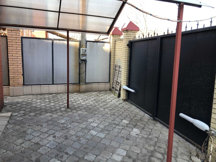 Сдаётся 3-х этажный большой дом ( можно много людей)  в Славянске - фото 1