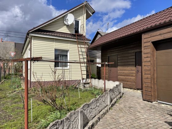Здається окремий Будинок з двором + гараж Ровно