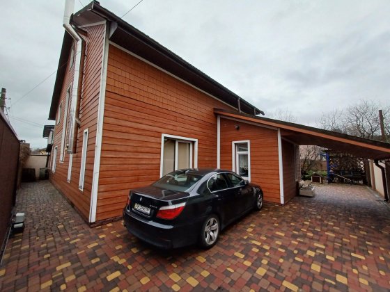 Будинок біля озера з 5 спальнями, підвалом та безперебійним живленням Киев