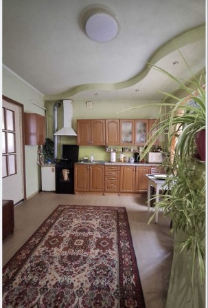 Дом возле метро . Центральные коммуникации 6 соток Гараж -20000 гривен - фото 1