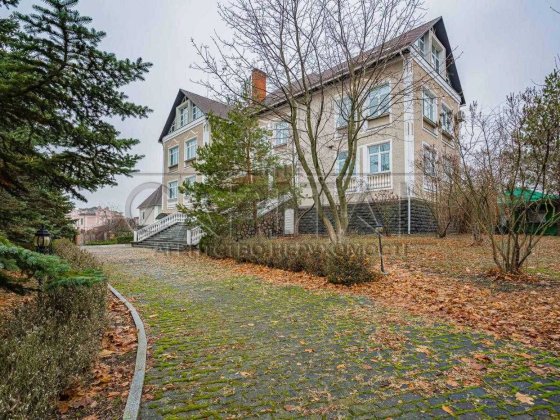 Оренда просторого будинку з басейном в Козині, з виходом до води Козин