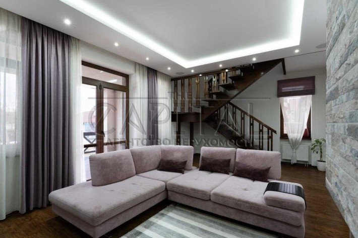 Сучасний заміський будинок площею 250 м² у селищі Гнідин - фото 1