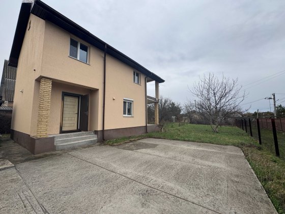 Здається на довгий термін будинок - дача по Житомирській трасі у Любимівці.  2 поверхи, 2 спальні. к Любимівка