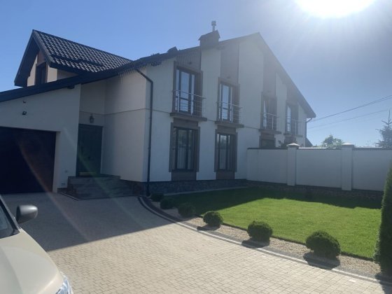 Здається  бу динок в Сокільниках .Передмісті Львова.Від  власника. Сокільники