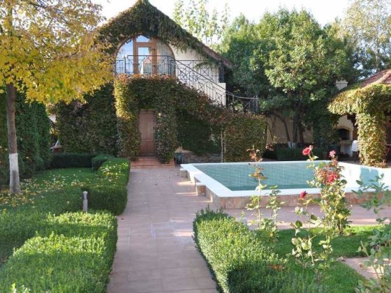 Сдам дом в Совиньоне с бассейном и подвалом Бурлача Балка