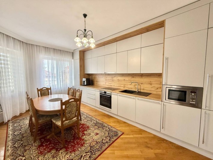 Оренда 1/2 будинку в шикарному районі міста - фото 1