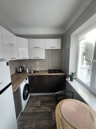 Сдаи 1-2х к комн комнатную кв-ру 9000 Правый берег - фото 1