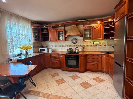 Сдам на длительный срок 3 комнатную со студией квартиру Черноморск