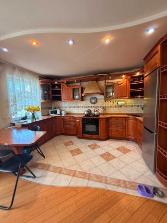 Сдам на длительный срок 3 комнатную со студией квартиру - фото 1