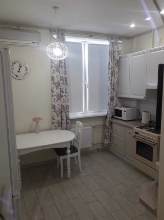 Сдаю 3-х комнатную квартиру. Самый центр. 3-тий этаж!  (85 кв.м.)  Безопасная квартира! - фото 1