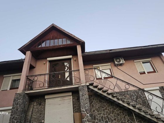 Здається в оренду 4-кімнати будинок / квартира в центрі міста . Мукачево