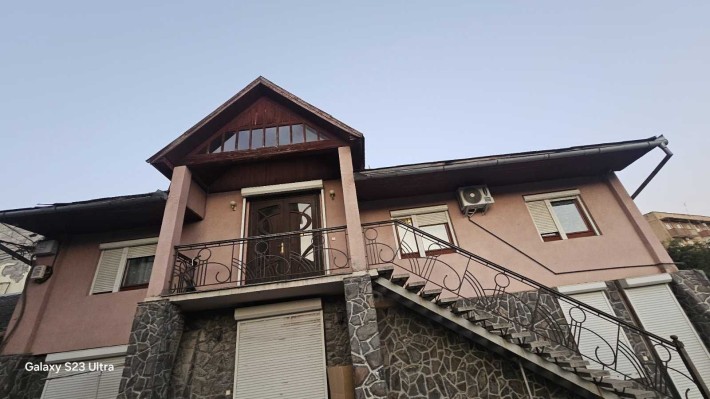 Здається в оренду 4-кімнати будинок / квартира в центрі міста . - фото 1