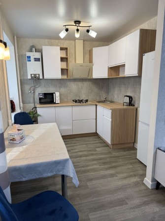 Сдам 2 комнатную квартиру  в центре города - фото 1