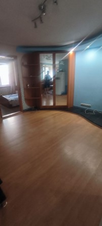 Сдам трёхкомнатную квартиру на светлодарской - фото 1