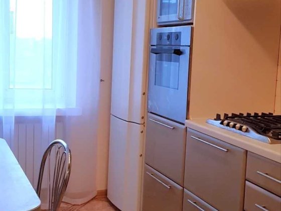 Сдается 3-комнатная квартира в центре.