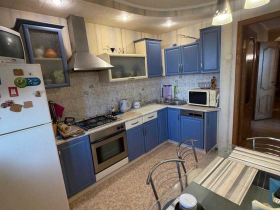 Сдается 3-комнатная квартира в центре.