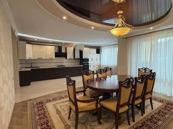 Оренда дворівневої 4 кім. квартири вул. Героїв Майдану 8