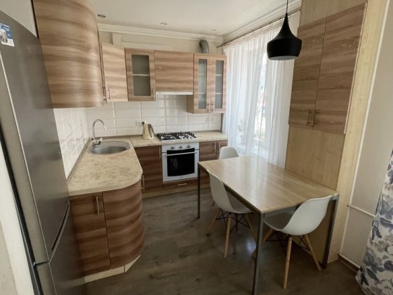 Аренда 2-х ком квартиры на Есенина (на против Фан парка) Кривой Рог