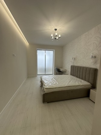 Оренда 1 кімнатної новобудови з новим дизайнерським ремонтом 2 поверх - фото 1