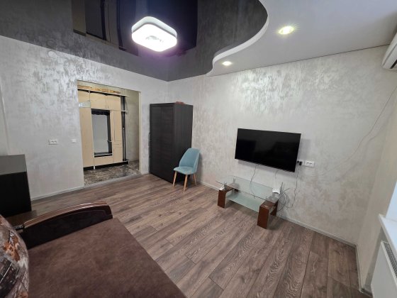 Сдаётся отличная однокомнатная квартира, 96 квартал. От хозяина, евроремонт, центр города, сталинка