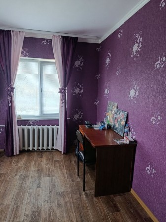 Здам  кімнату на другому поверсі з 16 квітня - фото 1