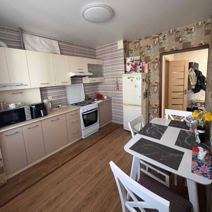 Садовий вільна 26 квітня гарний стан парковка - фото 1