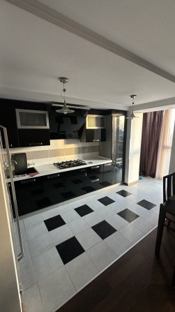 Здам  3 кімнатну студію в центрі з джакузі - фото 1