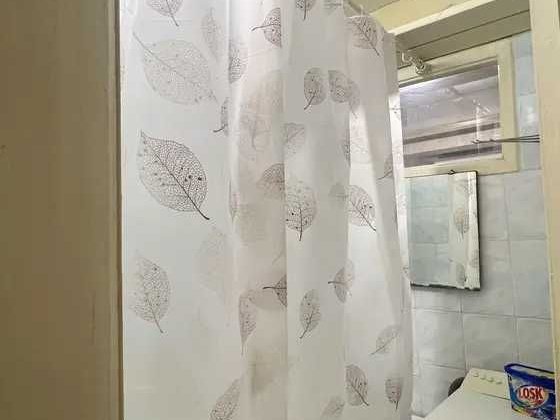 Здається 2х кімнатна в центрі.  Можна від Місяця. Без дод.доплат Запоріжжя