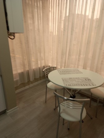 Оренда однокімнатної квартири в новобудові в центрі міста. - фото 1