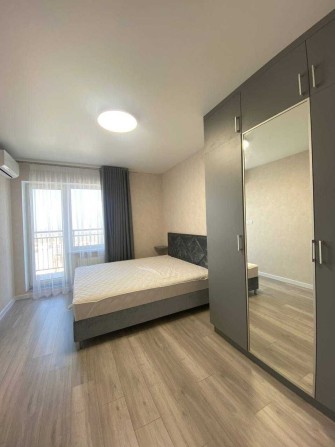 Сдам современную 1к квартиру на ул. Сахарова генератор. - фото 1