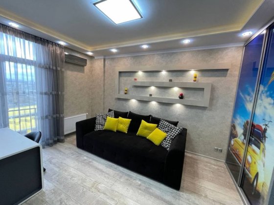 Оренда квартири ЖК Комфорт Таун, окрема спальня, кухня і вітальня