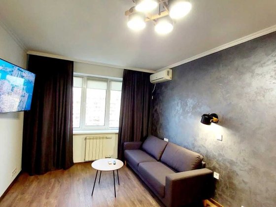 Пропонується в оренду чудова, світла, квартира з якісним ремонтом, поруч з метро "Мінська". Киев