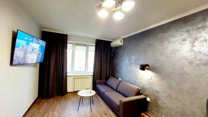 Пропонується в оренду чудова, світла, квартира з якісним ремонтом, поруч з метро "Мінська". - фото 1