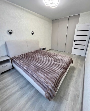 Сдам 1 комнатную квартиру на Сахарова. Первая аренда. - фото 1