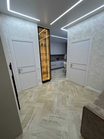 Сдаётся в аренду квартира в 10 мин. от центра города. Дорогой ремонт, мебель и техника - фото 1