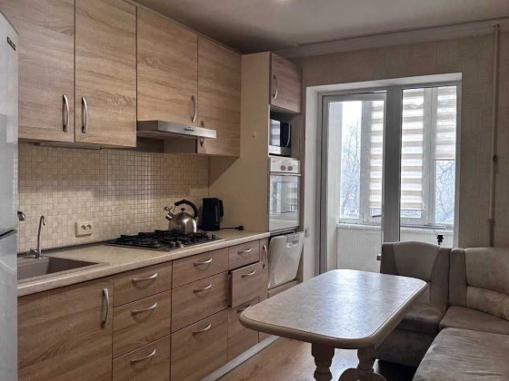 Аренда просторной чистой семейной квартиры на втором этаже на улице Средняя Одесса