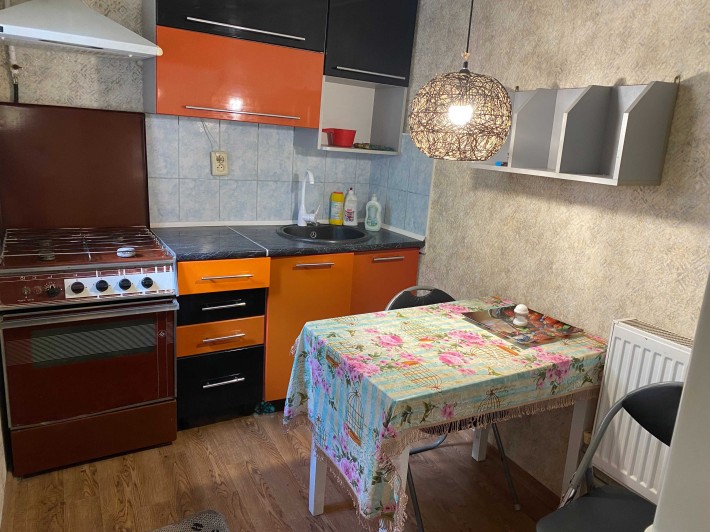 Здам квартиру в Чорноморці в приватному будинку  з газом паркомісцем власним двором зоною барбекю - фото 1